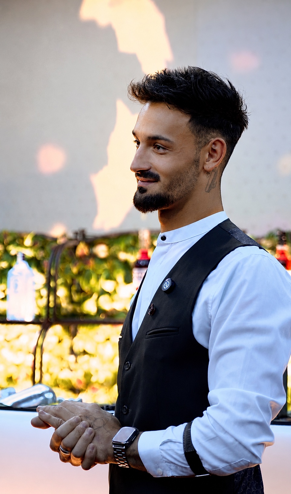 Vlad, fondatorul Toad Agency, în vestă neagră și cămașă albă, la un workshop